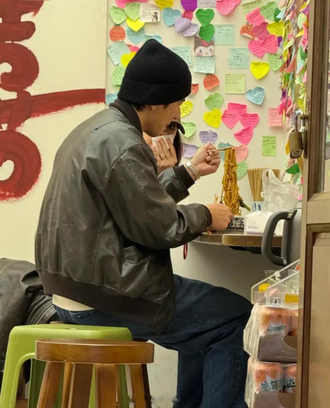 偶遇贾静雯，52岁的她把小9岁老公熬成同龄人，修杰楷左手吃饭！ 