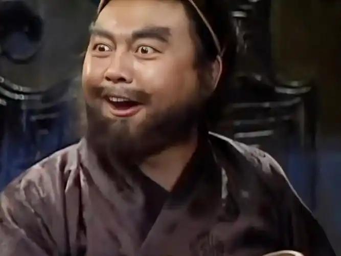 一个13岁的女孩出门捡柴，被一个三十来岁的猛男拦住，直接抢回去当了老婆。这猛男叫
