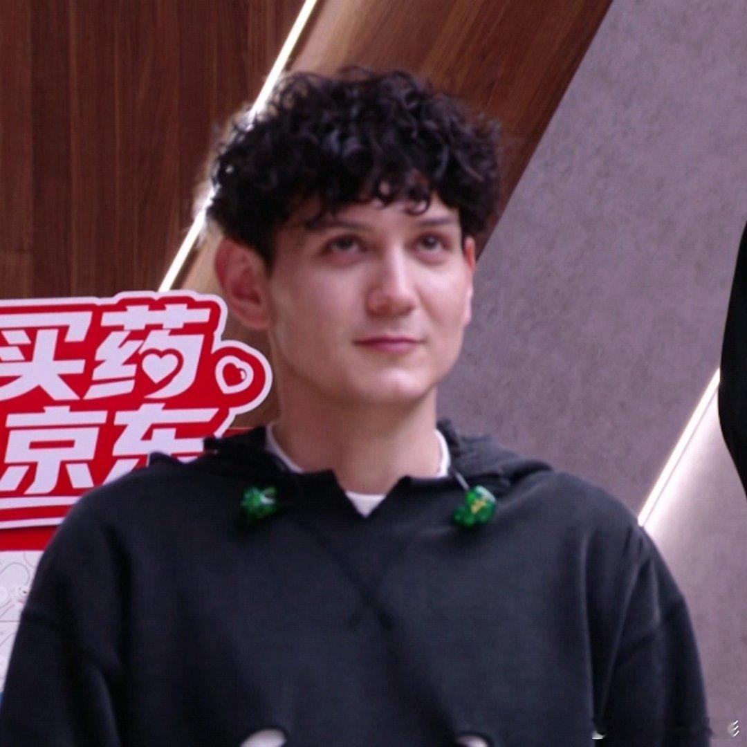 曾辉rap切艾热艾热看曾辉唱rap的表情不悲不喜，但很好笑没有reaction，