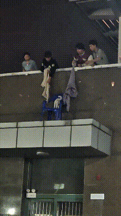 俺家小猫乱跑溜到外墙高台上下不来，夜里黑黢黢嘞吓得不敢动弹。
小姐姐急得没法，喊