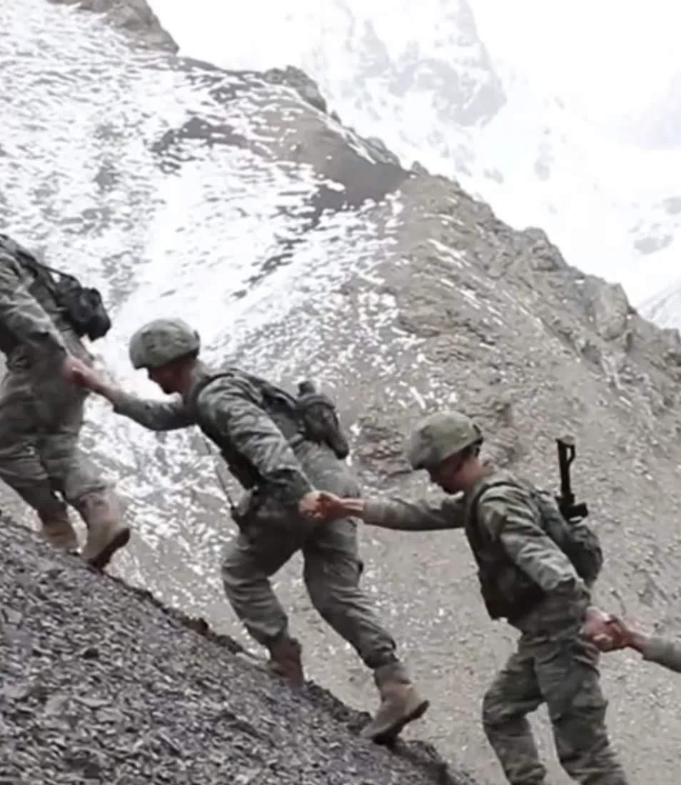 有人竟然问我边防官兵怕死吗？问出这种问题，我认为他一定没有仔细思考过生命的价值。