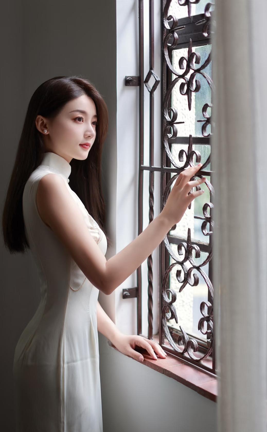 偶然碰到一位前辈，他说自己出的对联，至今没人能对出让他满意的下联。要是能答得合他