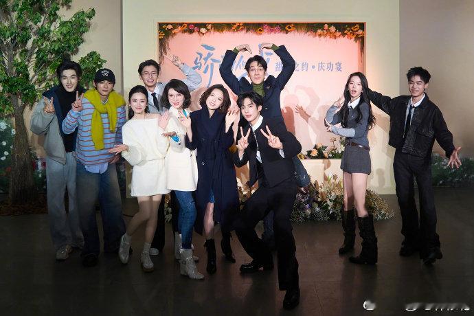 林依轮晒庆功宴合照 真的很喜欢这种氛围啊，林依轮晒出庆功宴合影，舅舅被笑称是心有