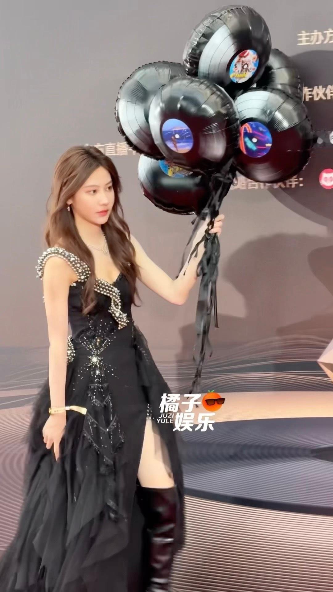 拿着唱片气球走红毯的一琦！如此之美[哇]袁一琦拿唱片气球走红毯 ​​​