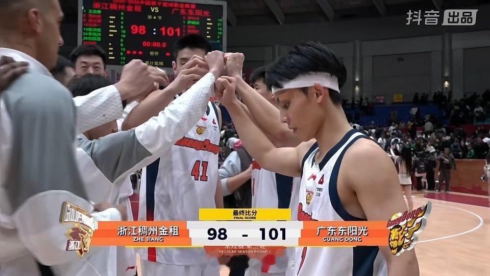 101-98，广东队有惊又险的拿下开赛两连胜。减少失误减少犯错，才能赢下更多比赛