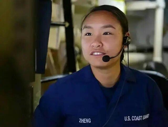 请大家记住照片中这个身穿蓝色军装的女孩子，她叫郑浩儿，是个美国华裔女兵，2019