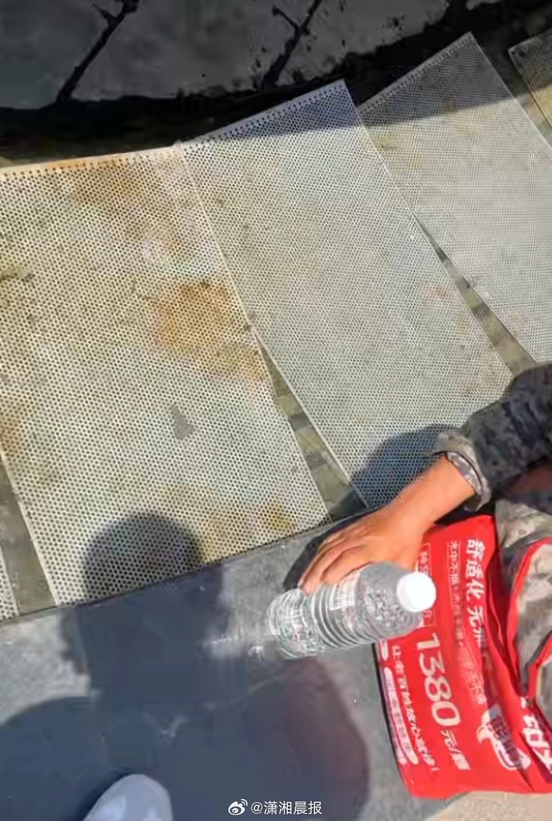 【宿迁一#大叔喝喷泉水男子递上干净饮用水#，#男子回应给喝喷泉水大叔递饮用水#：