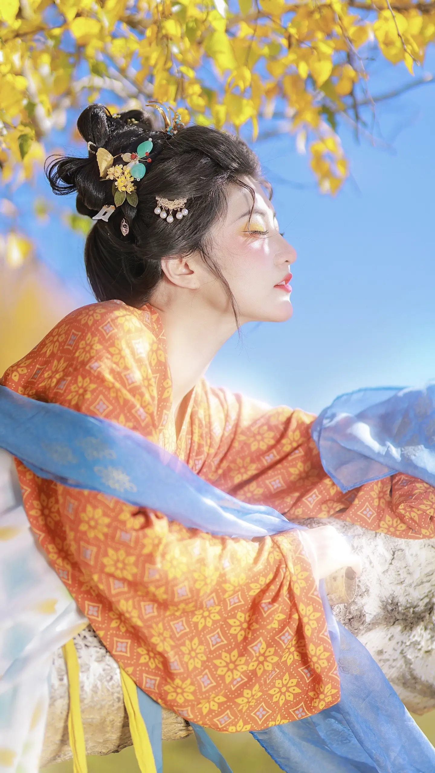 被秋天的一棵树绊住了脚步🍂。美丽的乌兰布统！