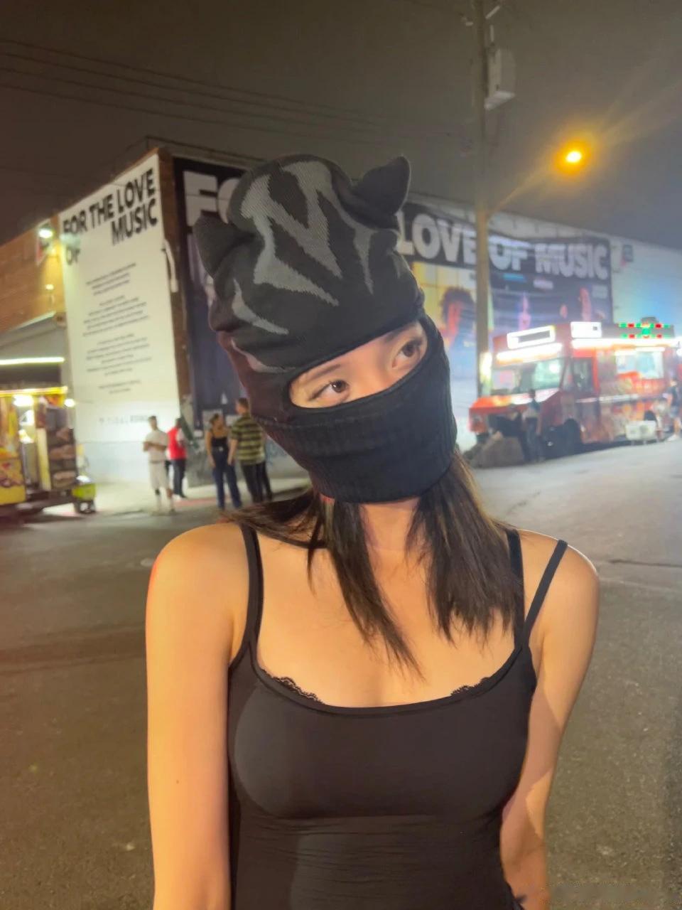 欧阳娜娜秀丰满身材，
评论区炸了！
尤其对于她的头套造型，很多粉丝非常好奇，这画