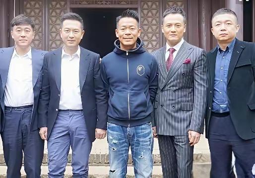 图中的五位男士，我只认识张嘉译，其他四位我一个都不认识，有人知道他们的名字吗？评
