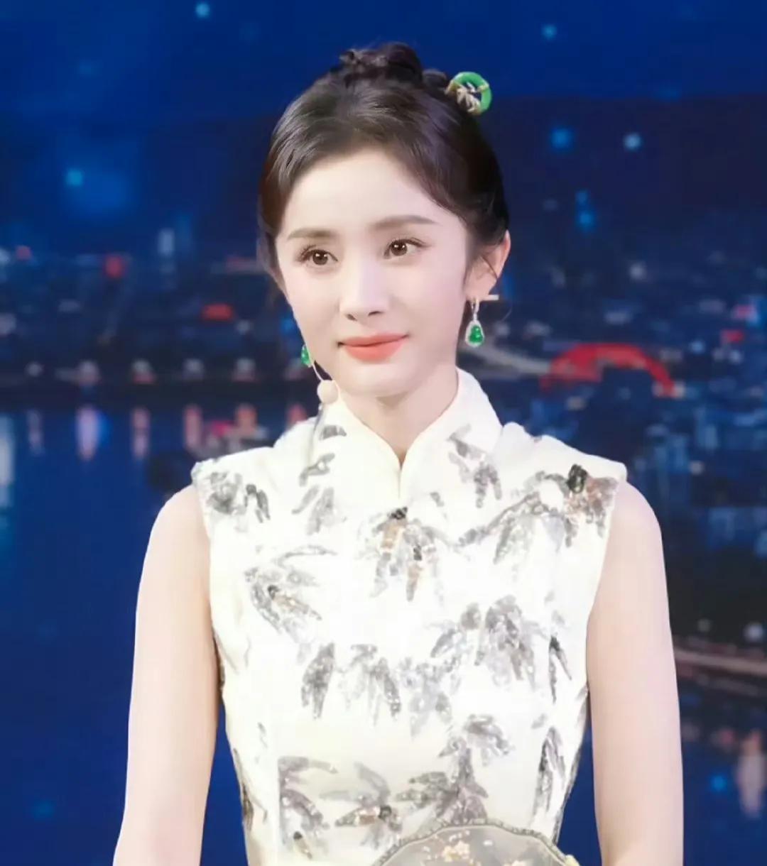 杨幂，深夜引发热议！

9月6日深夜，当很多人都已经梦乡的时候，37岁的杨幂，突