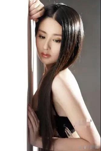 颖儿早期黑色泳装写真太火辣 
