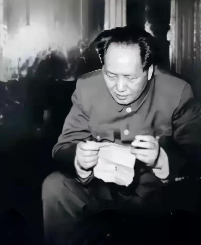 珍贵的历史照片。
这是一张毛主席在“五.七干校”时，他的女儿来信了，毛主席在聚精