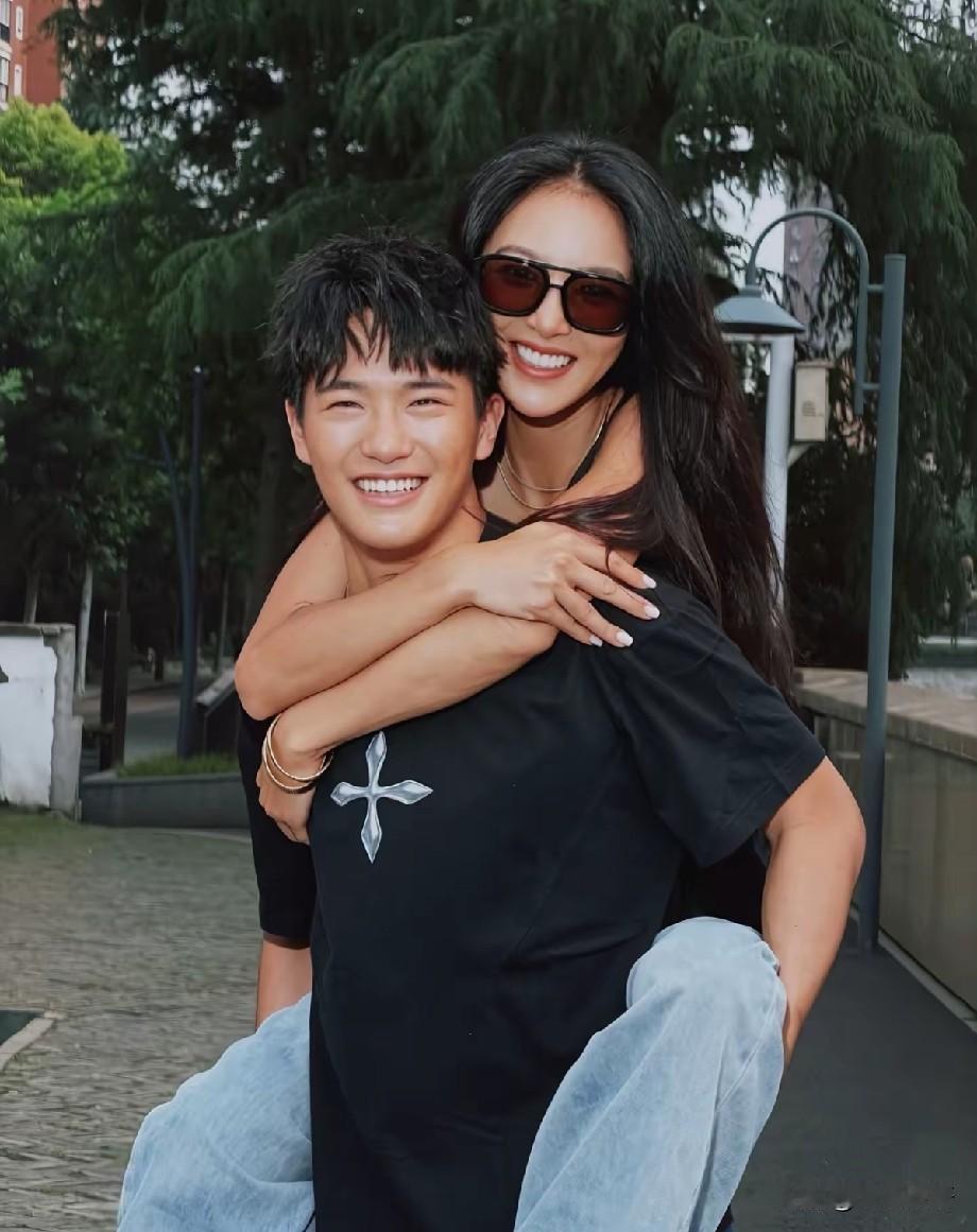 岁月轮回太好哭！当年吴速玲抱着小Joe，如今少年稳稳背起妈妈
 
谁还记得《爸爸