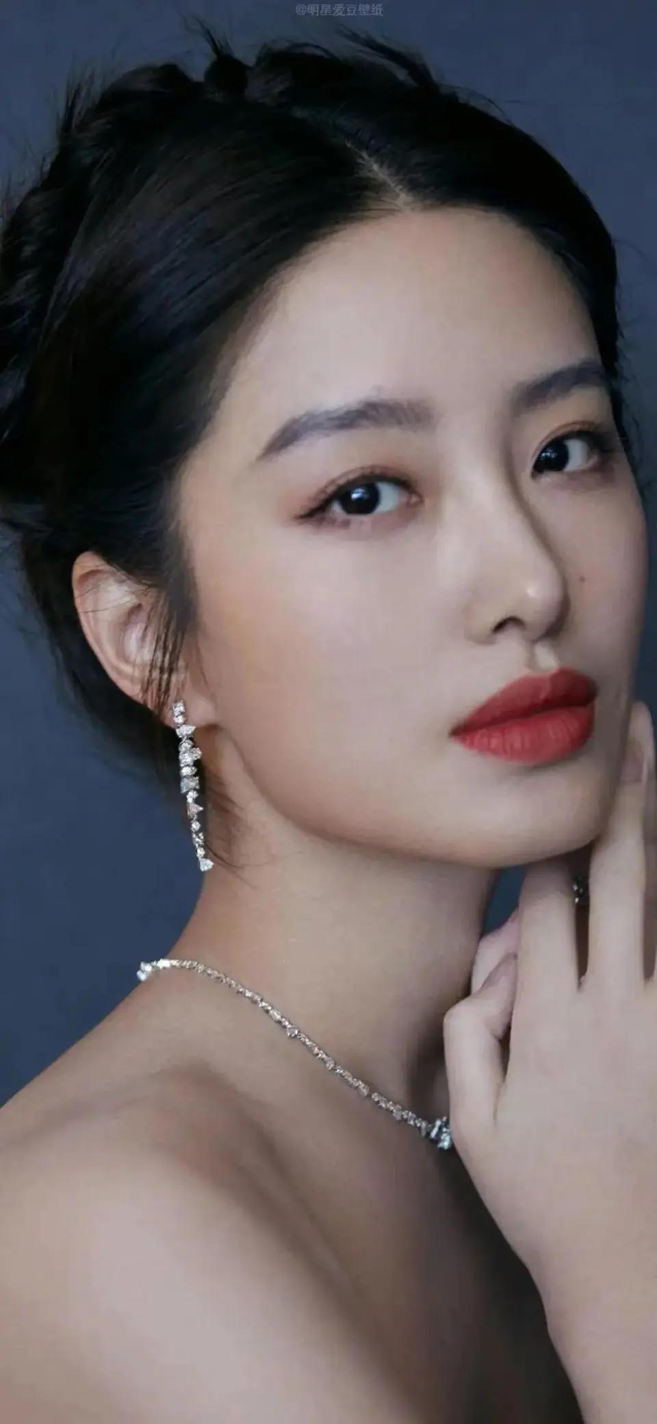 杨采钰是个非常有魅力的女演员，她在《大江大河》中饰演的梁思申我比较喜欢，她撑起了