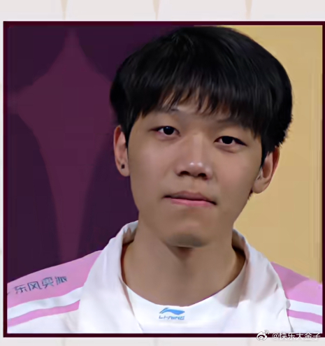 ON强忍泪水，眼眶有些湿润。blg夺冠 ON喜极而泣