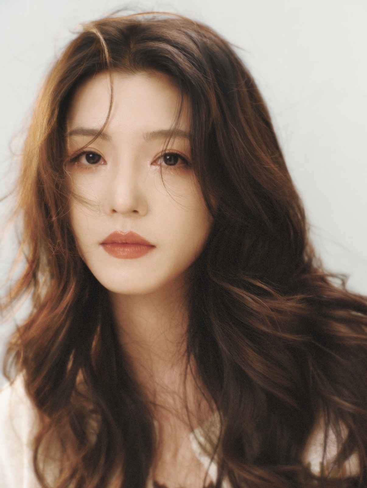 【李云霄治愈系生日写真】昨天是的生日，她在社交媒体平台发布写真，好有秋天的氛围，