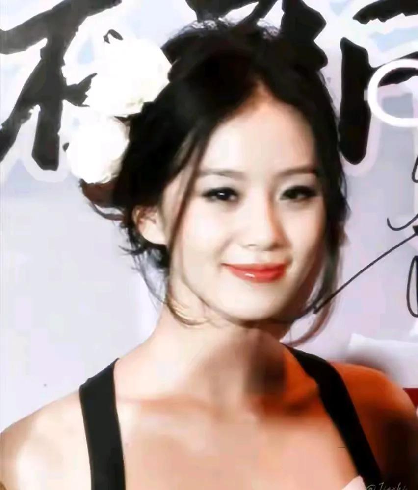 美丽的诗诗也离婚了，曾经女神般存在的董洁也离异数年，突然想起女神高圆圆，如果将来