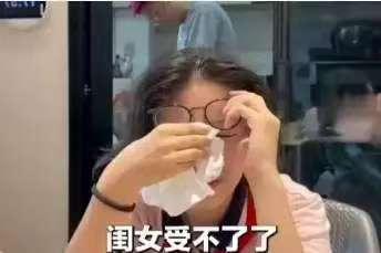 山东青岛 ，一位90后爸爸偷偷跑去染了亮眼的红头发，满心欢喜想换个新造型、帅气一