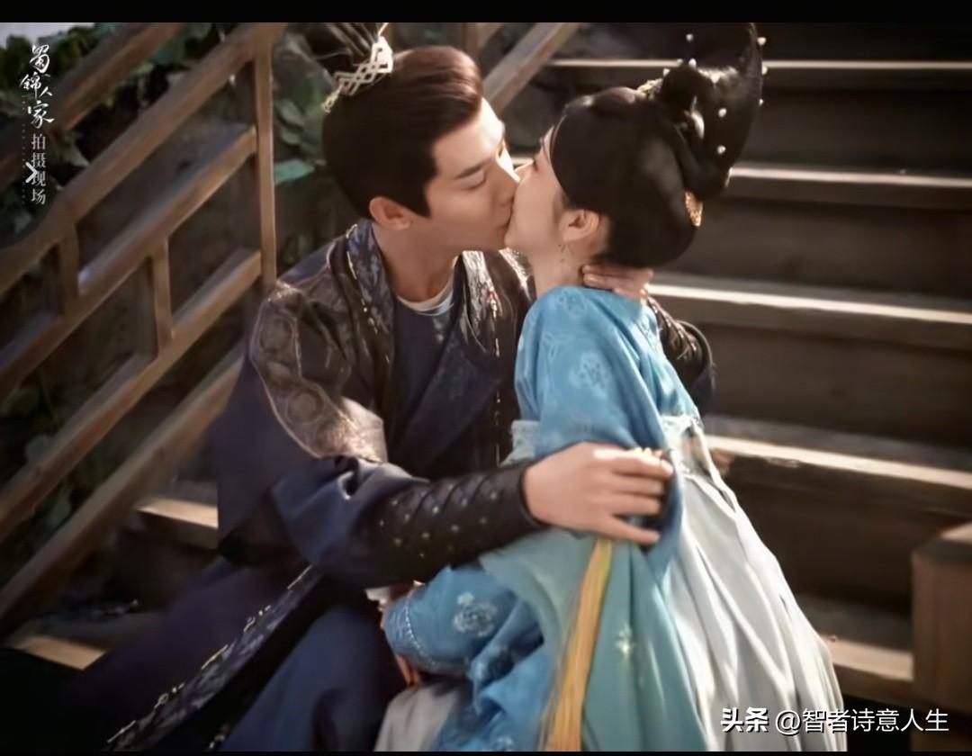 郑业成和谭松韵的吻戏细节拉满，他精心设计的走位让甜蜜氛围翻倍，这含金量绝了！谭松