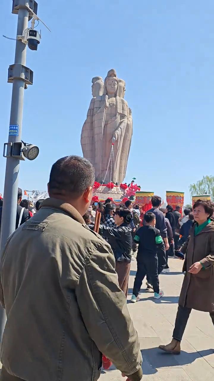 各位信众居士，曹音寺提醒您：谨防山门外非法分则，借结缘赠送名义索取钱财。