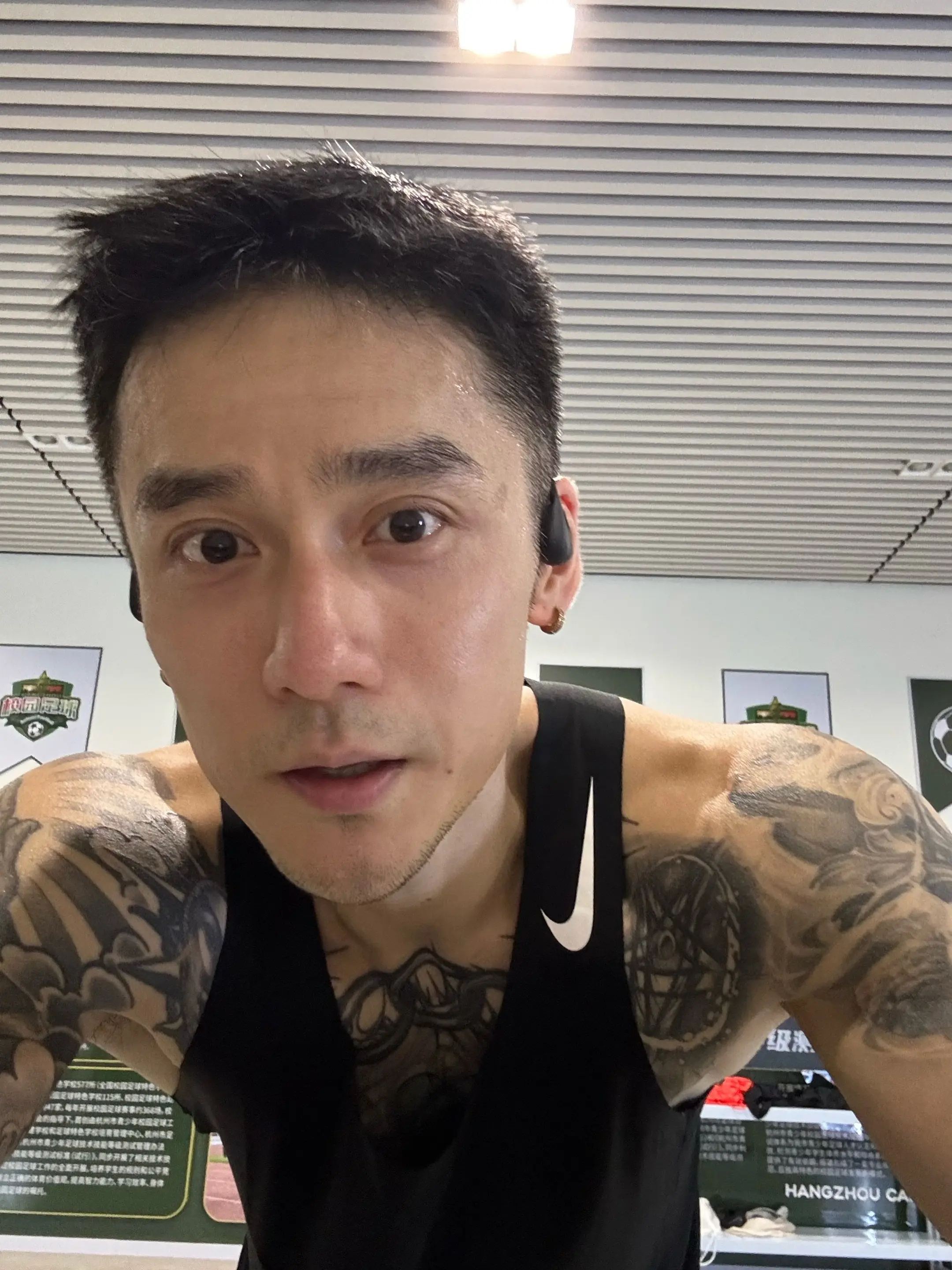 红色跑道赐予我力量 假期最后一天第一次来到莲花室外的田径训练场 很难想...