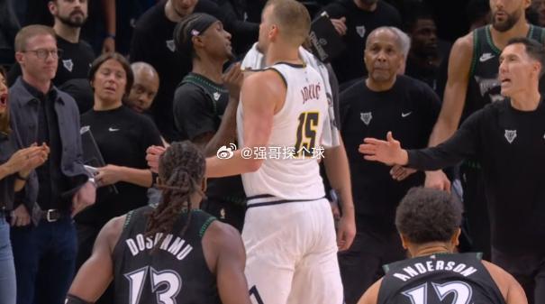约基奇打架 两人均被驱逐！麦克丹尼尔斯最后时刻上空篮刷分羞辱掘金，约基奇非常不满