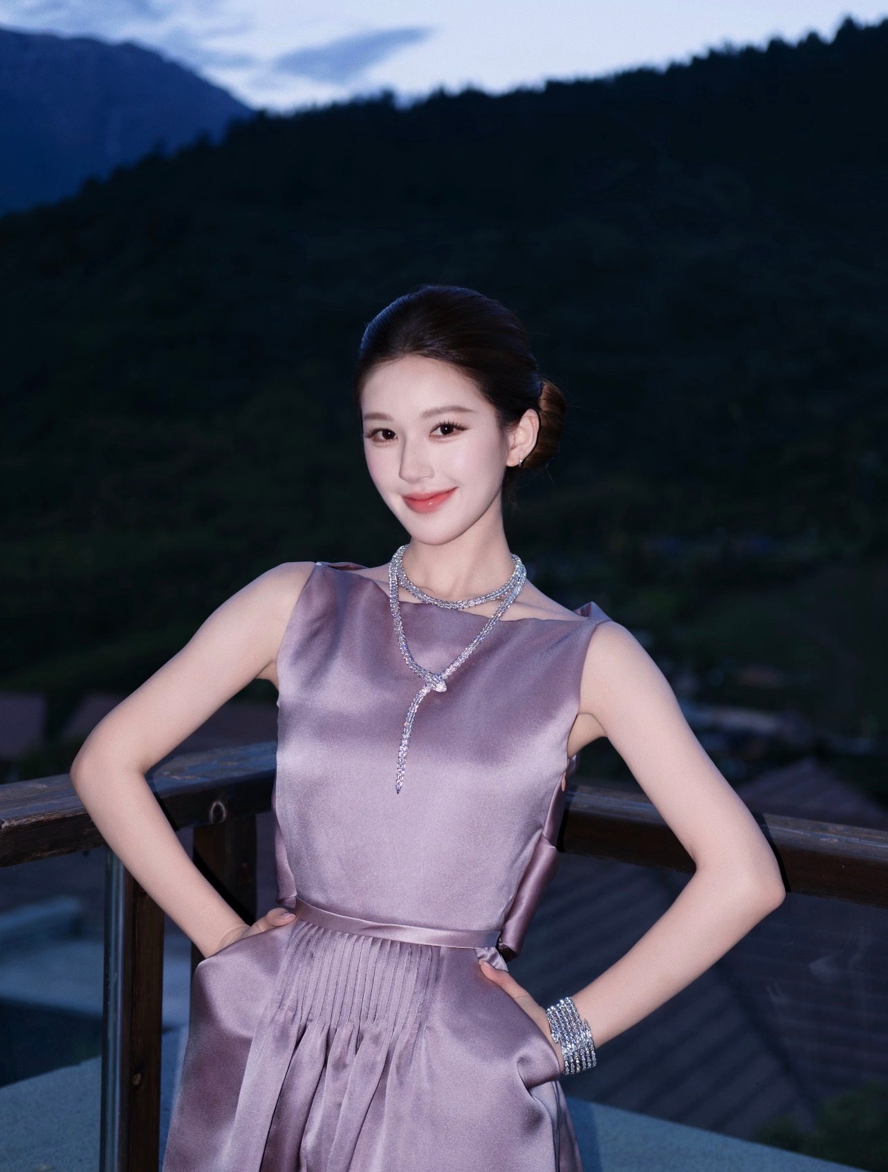 赵露思  ｜小露讯息速递 工作室🍠更新～第三套图就这样美啊完全是女王气质你们懂