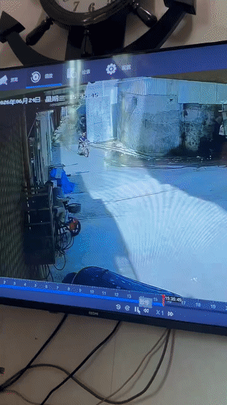 一名年轻女子骑电动车刚从家里出来。
结果还没走多远就被侧面突然驶来的一名骑摩托的