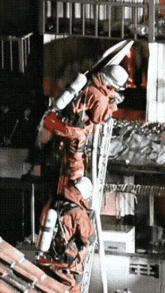 消防员真是不容易，随时都面临生死的考验，他们虽然都是在救别人，但是在救助别人的同