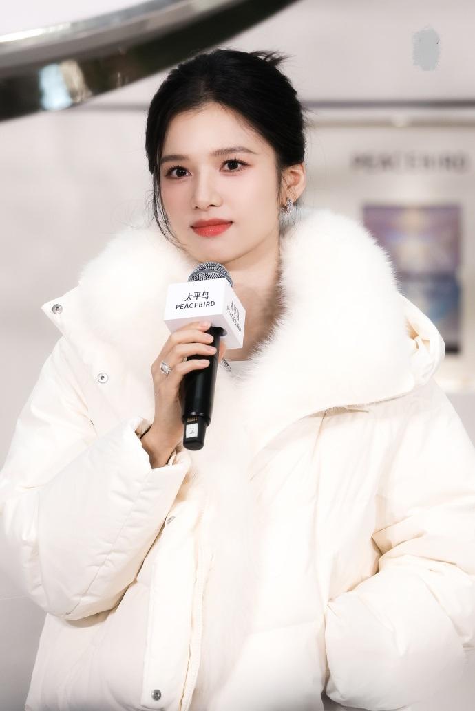 最近张婧仪在出席时尚活动的时候走经典的黑白搭配风格，看上去非常的高贵，也显得好年