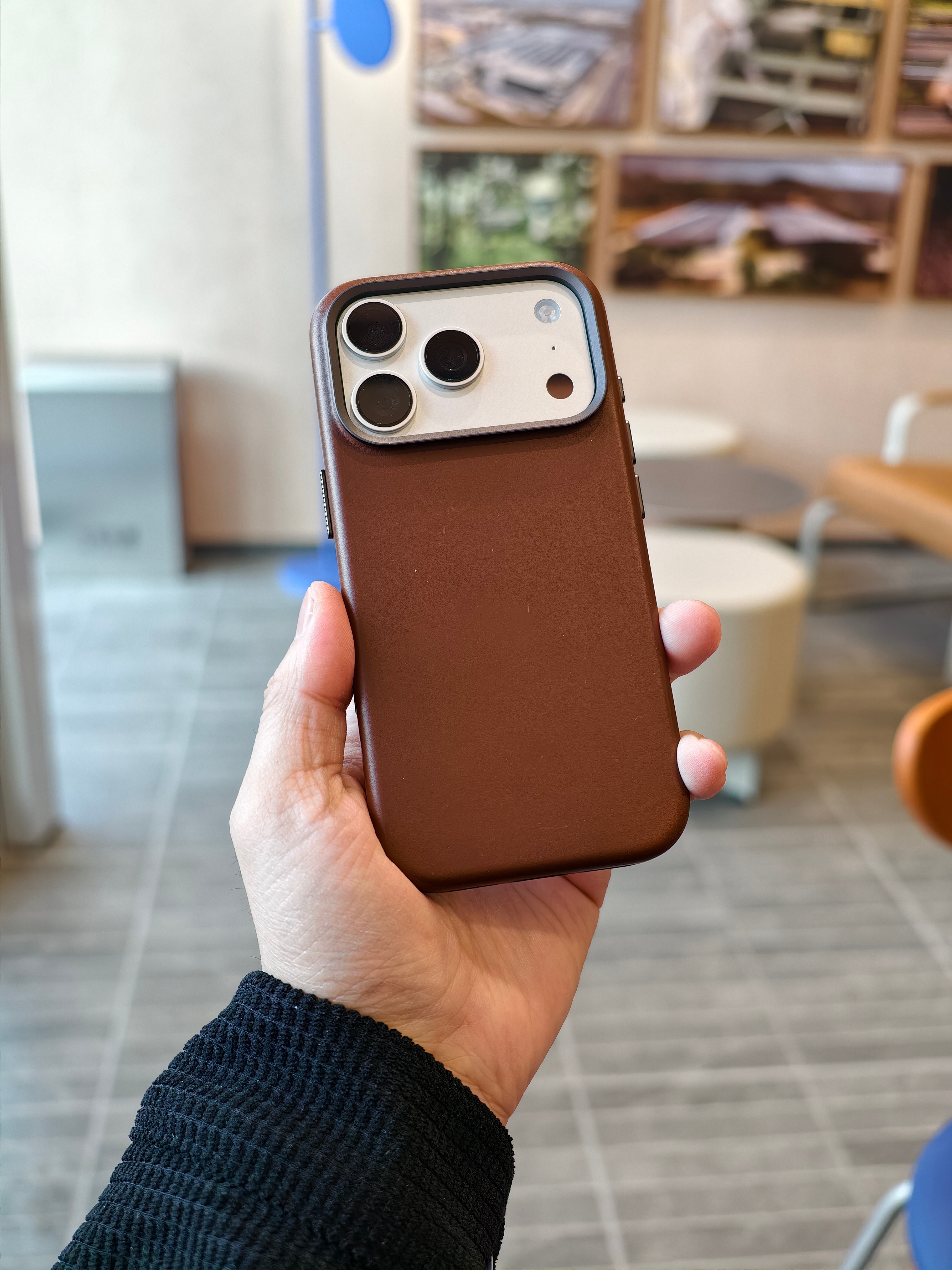 天气冷了带皮壳还挺舒服的，拿手里糯乎乎的。好兄弟家的，也不知道这是什么皮，反正挺