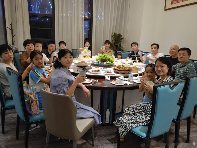 #国庆快乐# 这些年家人健康、幸福就是我最大收获，比较遗憾的是妈妈在12年前因胃