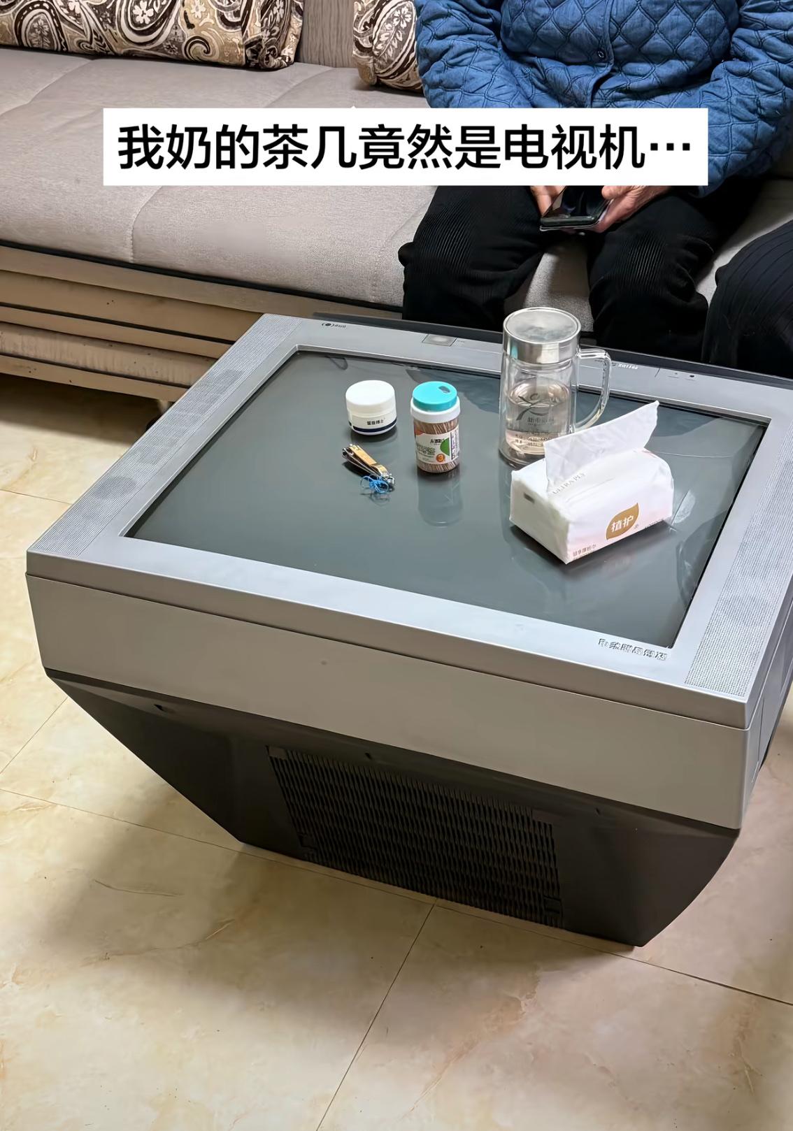 我奶是懂废物利用的，家里茶几居然是台老式电视机改的！
这波属于正宗退休返聘，从前