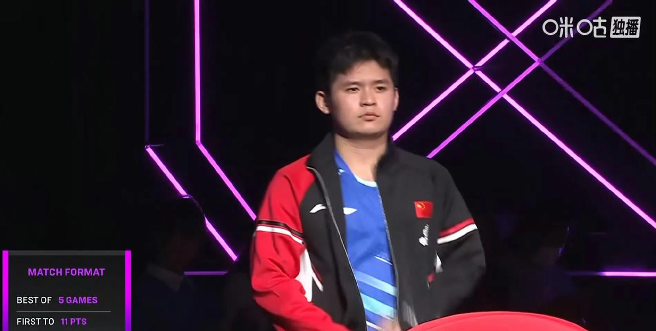 九连胜林昀儒的林诗栋🇨🇳上场了[奋斗]！
林诗栋🇨🇳VS邱党🇩🇪！