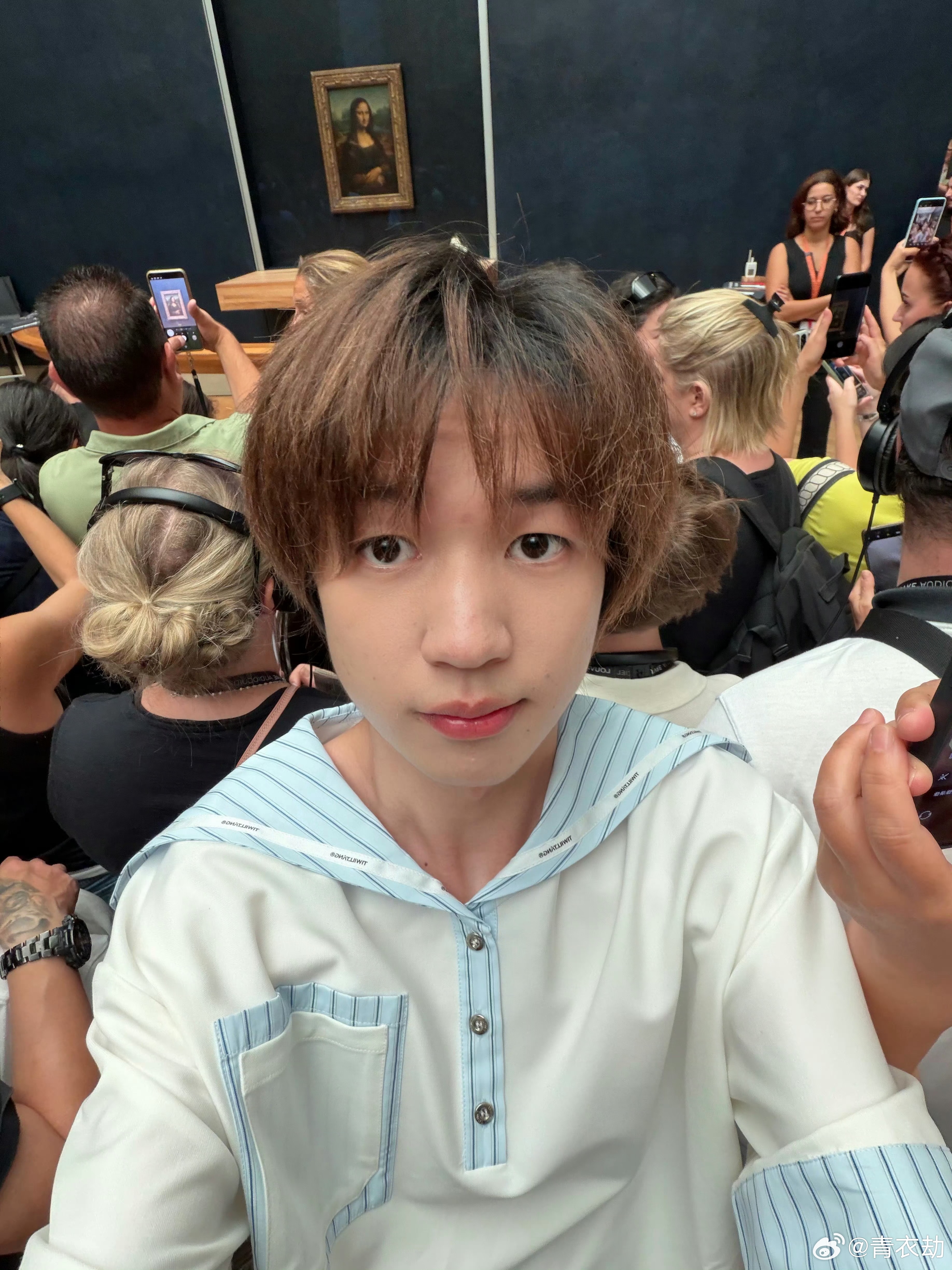 KPL今日审美积累已达成老街巷弄与艺术展馆来回切换，松弛随性的穿搭风格，少年气质