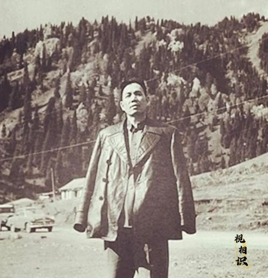 1962年，丁盛将军站在中印边境的崇山峻岭之间，留下的照片，镜头中他穿着皮夹克，...