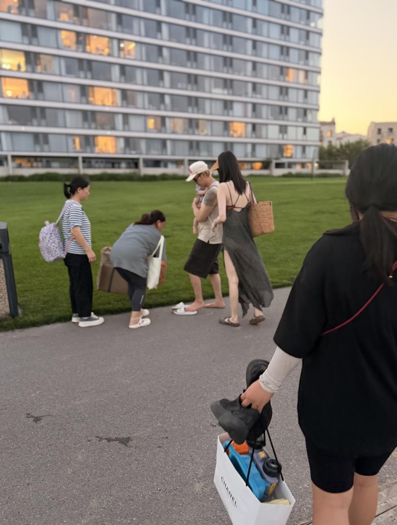 陈伟霆何穗带娃在阿那亚住了有一阵了，陈伟霆被偶遇抱着儿子奶爸范十足，何穗超模气场