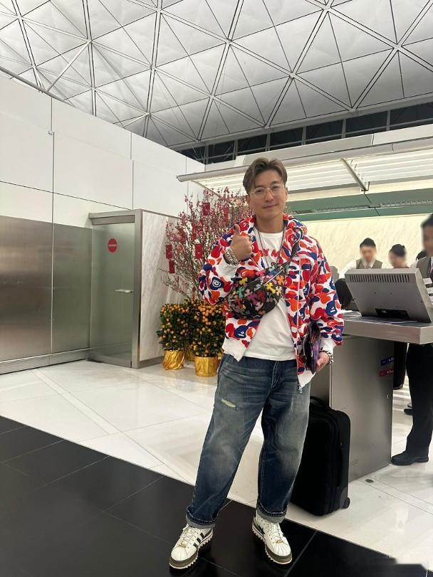 陳山聰大年初一繼續開工　一家三口飛馬來西亞過年.藝人陳山聰大年初一繼續開工，一早