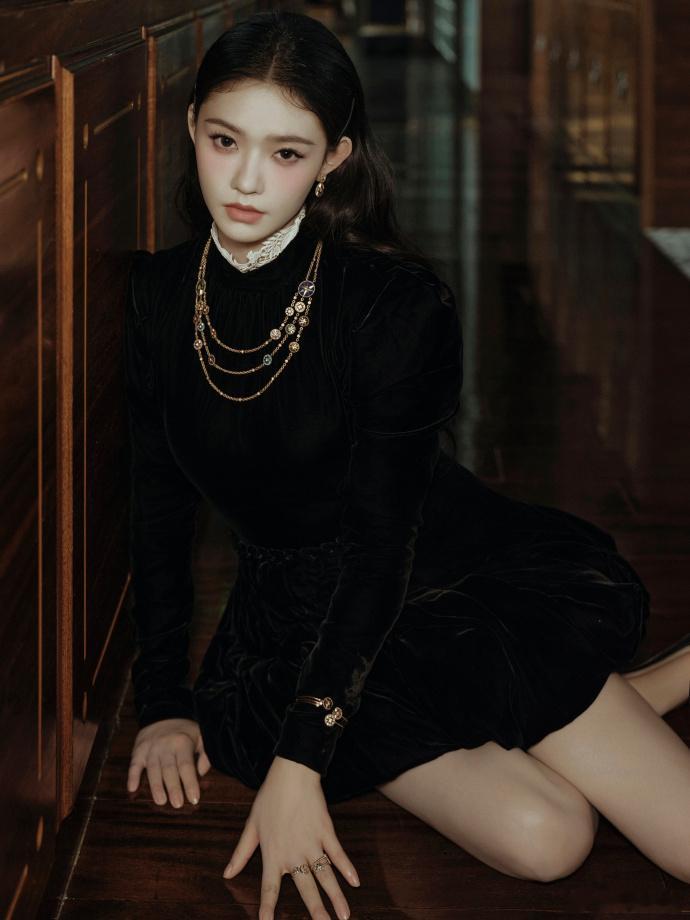 #林允八芒星项链##林允中世纪公主#林允就像中世纪的公主，八芒星项链是她的璀璨珍