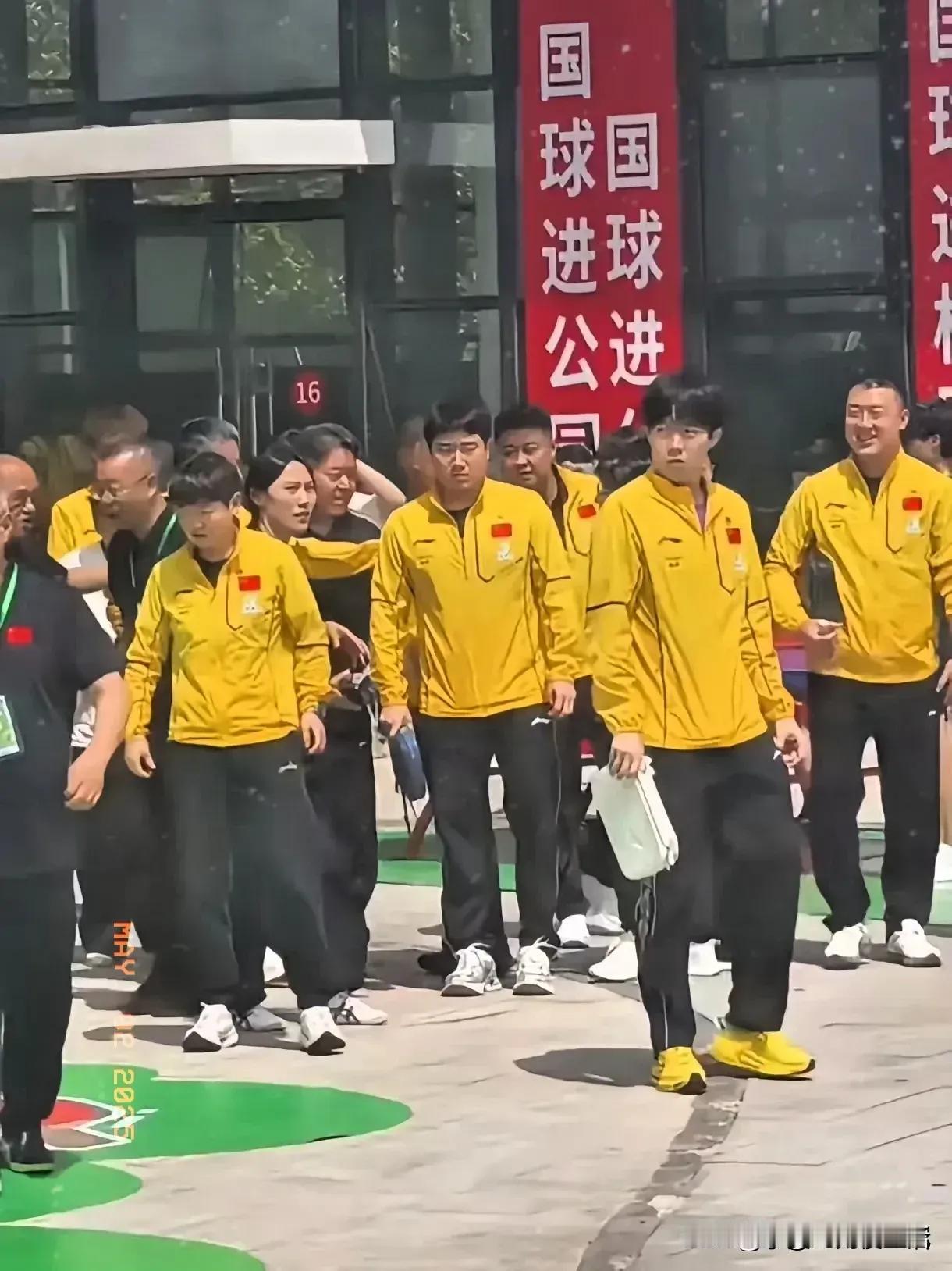 没想到王励勤这句话火了，他说：乒乓球是个集体项目，不应突出个别人。
乒乓球是集体