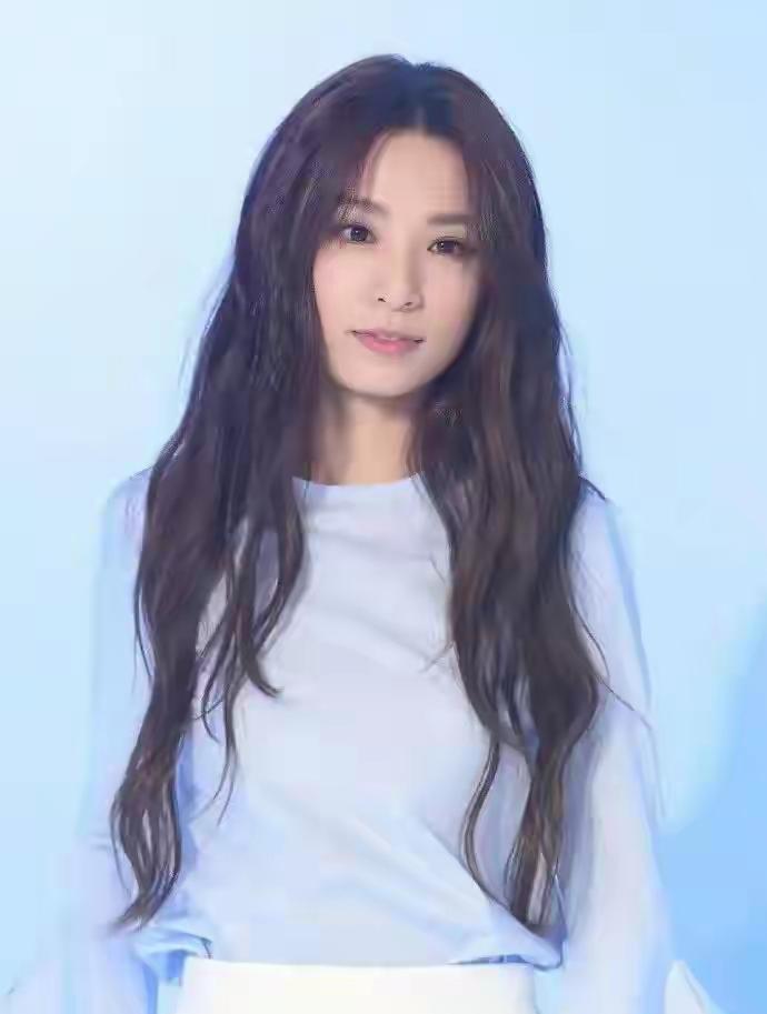 台湾省歌手田馥甄，不能来大陆开演唱会后，只能沦落到在台湾乡下唱歌了。
不过可以学