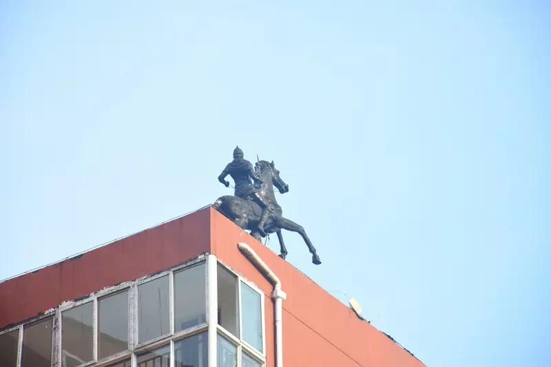 福建一所中学在高考百日誓师大会上，校长扮成将军骑着战马为学生助威的视频走红网络。