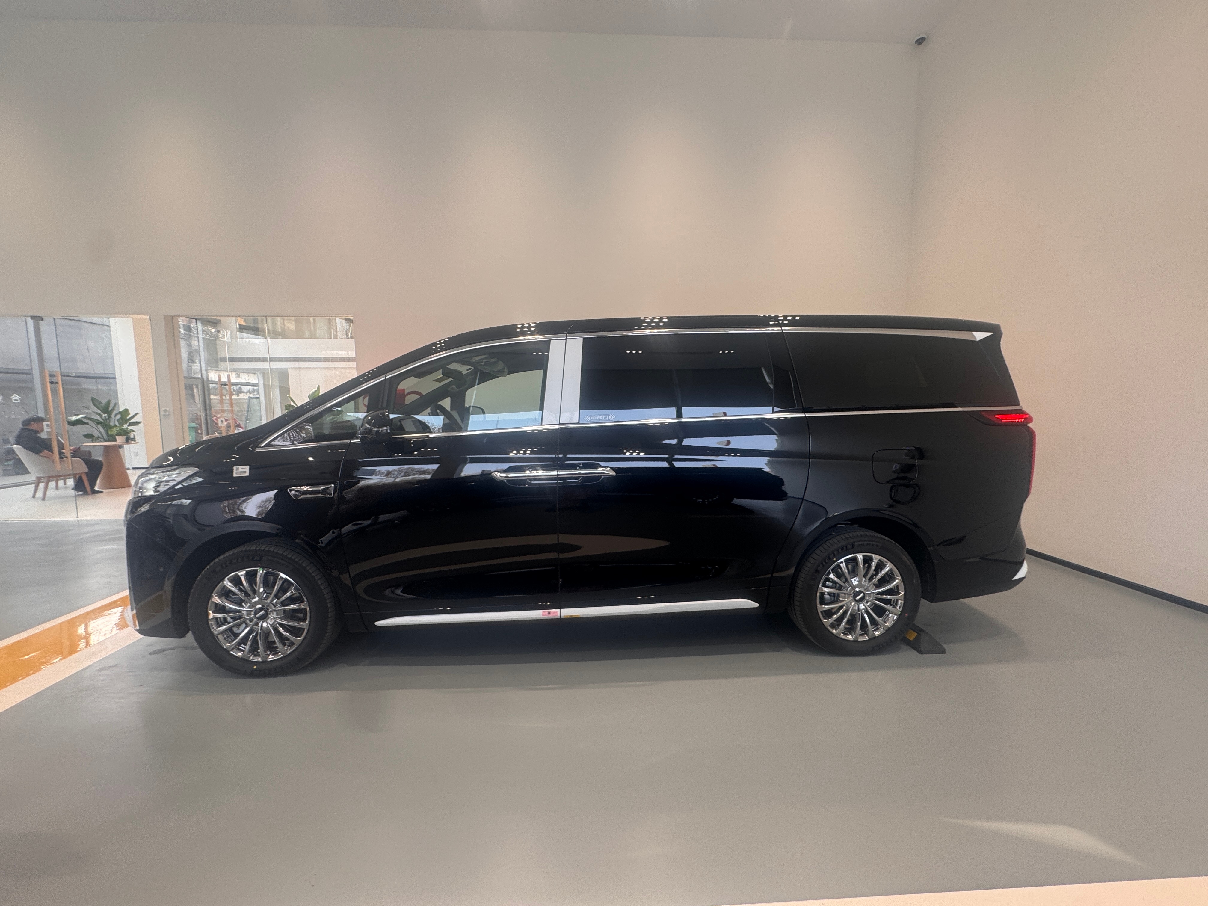 简单体验了下根子的高山8大新车。高山8车长比高山7长了点，三排空间有改善。魏牌全