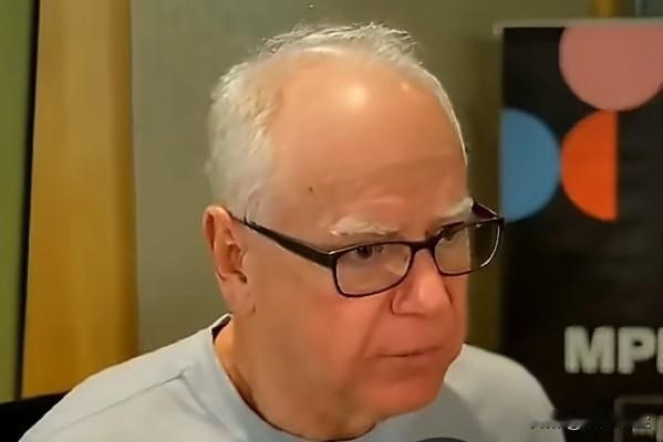 明尼苏达州州长沃尔兹接受采访，谈与总统特朗普的通话。

主持人:“关于亚历克斯·