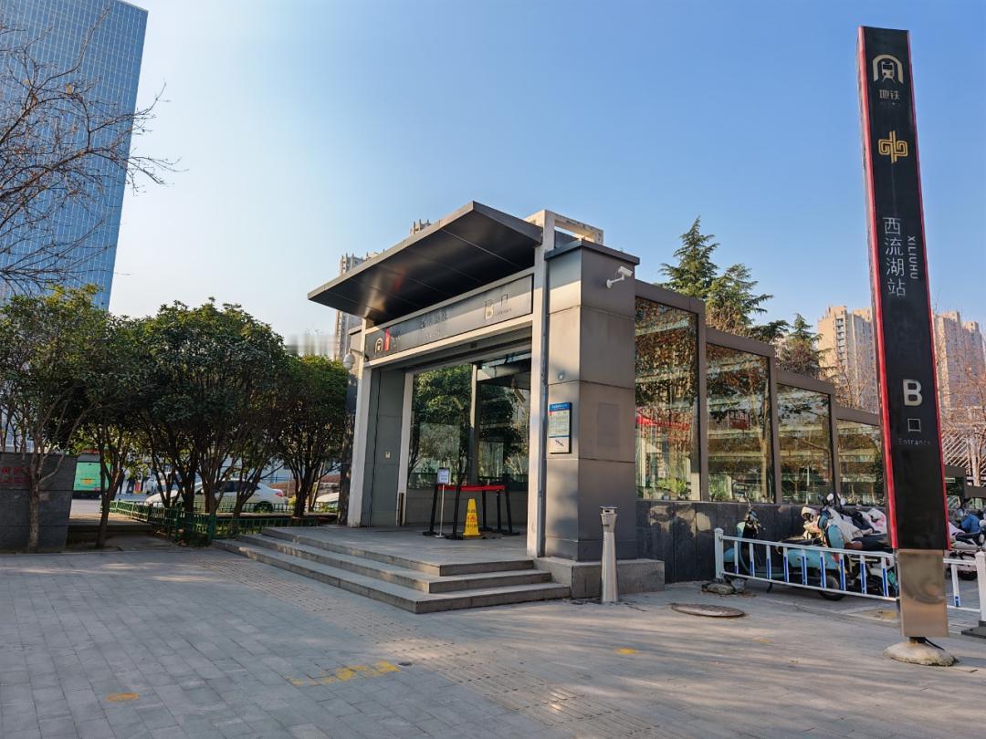 请注意，今天起郑州地铁1号线西流湖站B出入口关闭！
根据郑州地铁消息，为配合施工