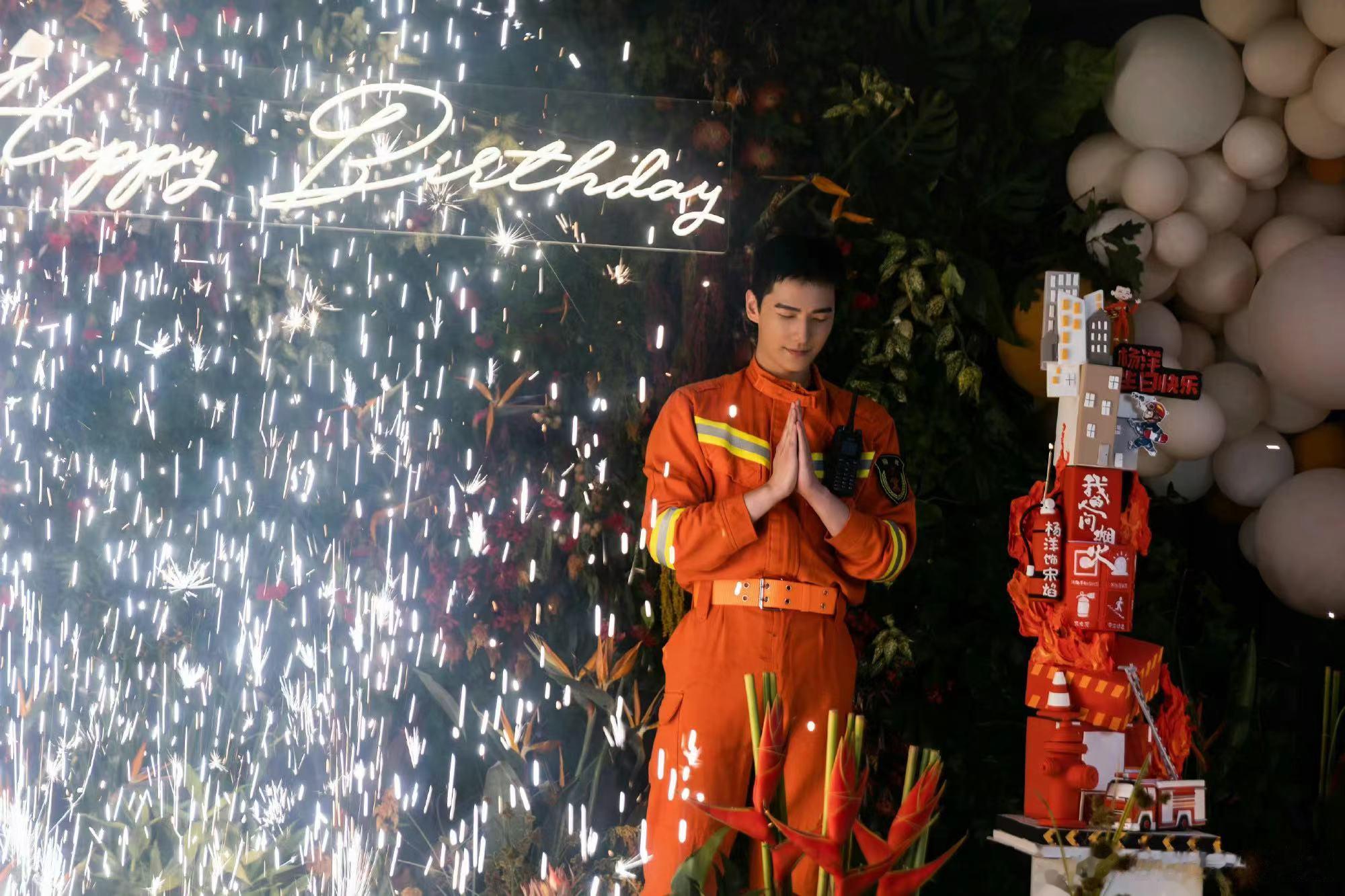 #杨洋粉丝手写信好真诚#真心爱着杨洋的粉丝们，用手写的信件表达了对他的热爱和支持