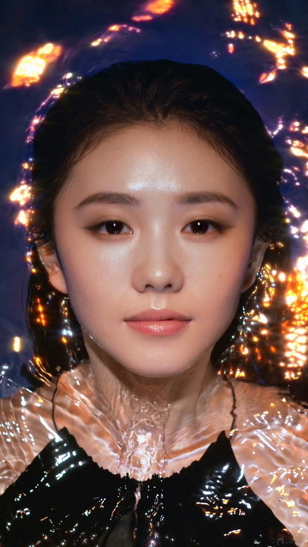 刘浩存新风格美翻了说实话，刘浩存这次造型最戳我的不是裙子也不是发型，是那个皮肤状