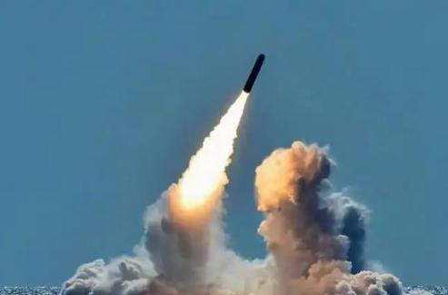 美国不敢打朝鲜，可不是因为心善。朝鲜和伊朗不同，朝鲜是真有核武器，还研发出能打到