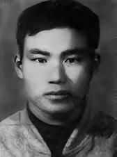 1982年韩国一村庄警察禹范坤正在家中熟睡，结果新婚妻子看到他身上有苍蝇，为避免